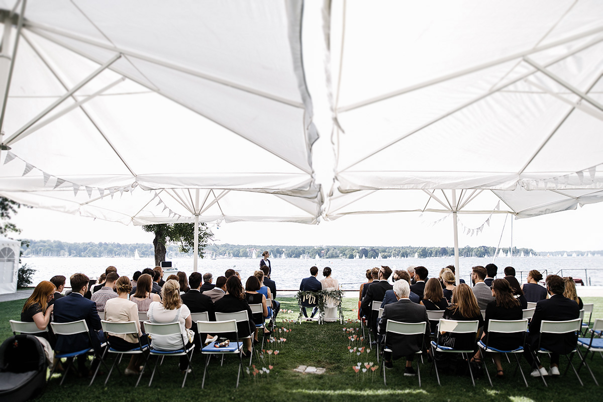 Hochzeitsfotografie bei freier Trauung am Wannsee - Gästehaus Villa Blumenfisch am Großen Wannsee Berlin Hochzeitsfotograf © www.hochzeitslicht.de