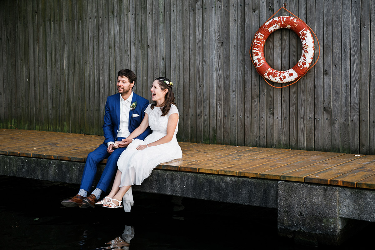 kreatives Brautpaarfoto auf Steg – Standesamt Berlin Köpenick Hochzeitsfotograf © www.hochzeitslicht.de kreatives Brautpaarfoto auf Steg - Standesamt Berlin Köpenick Hochzeitsfotograf © www.hochzeitslicht.de