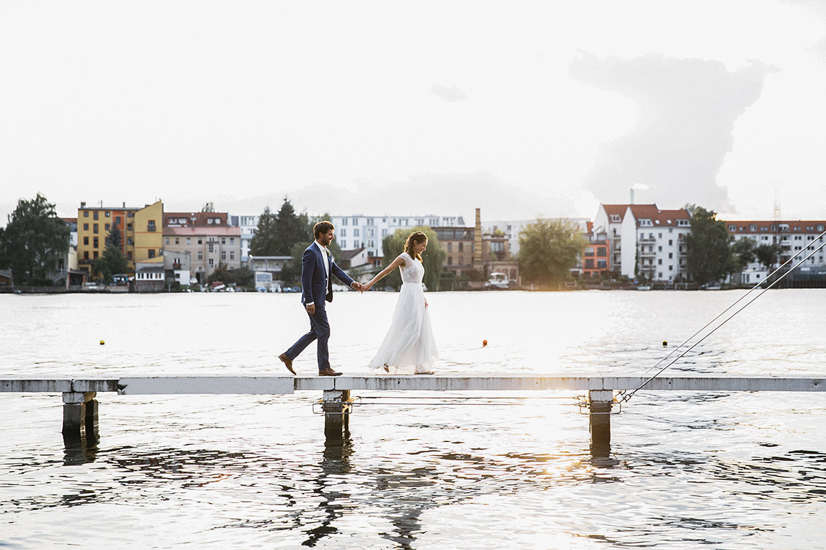 romantisches Hochzeitsfoto von Brautpaar auf Steg bei Abendlicht - Standesamt Berlin Köpenick Hochzeitsfotograf © www.hochzeitslicht.de