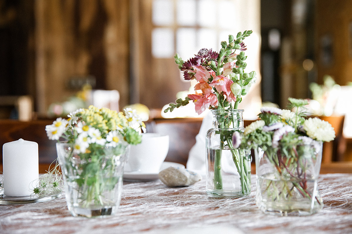 Detailfoto von sommerlicher Tischdekoration bei Hochzeitsfeier im Restaurant Krokodil Köpenick - Standesamt Berlin Köpenick Hochzeitsfotograf © www.hochzeitslicht.de