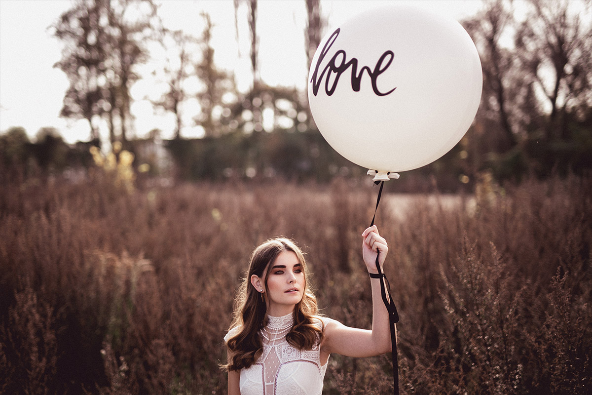 Model mit kurzärmeligem Spitzenkleid mit Love-Ballon bei Editorial Fotoshoot - Herbst Hochzeit Berlin Hochzeitsfotograf © www.hochzeitslicht.de