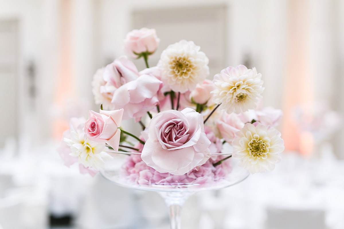 Detailfoto der Tischdekoration aus Blumen in Pastelltönen bei klassisch-eleganter Hochzeit - Hotel de Rome Berlin Hochzeitsfotograf © www.hochzeitslicht.de