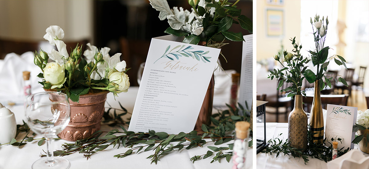 üppige Tischdekoration aus weißen Rosen, Hortensien, Eukalyptus und hohen Vasen in den Farben Kupfer, Gold, Weiß, Beige und Grün- Café Wildau Hochzeitsfotograf © www.hochzeitslicht.de