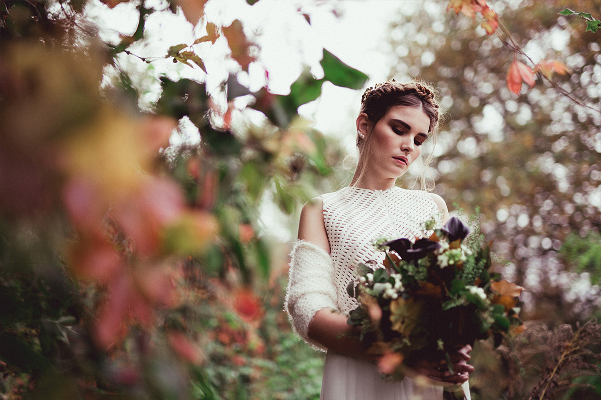 verträumtes Braufoto bei Editorial Shoot - Herbst Hochzeit Berlin Hochzeitsfotograf © www.hochzeitslicht.de