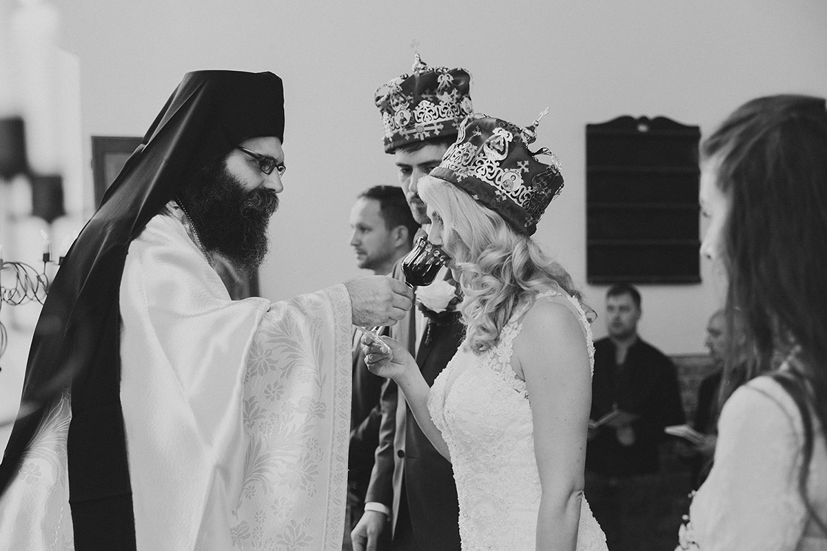 Weintrinken bei griechisch-orthodoxer Trauungszeremonie - Schloss Ziethen Kremmen Hochzeitsfotograf © www.hochzeitslicht.de