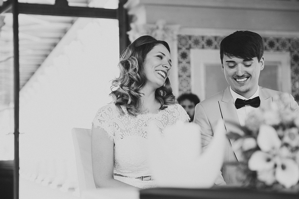 authentisches Brautpaarfoto bei Hochzeit im Belvedere Potsdam - Berlin Hochzeitsfotograf © www.hochzeitslicht.de