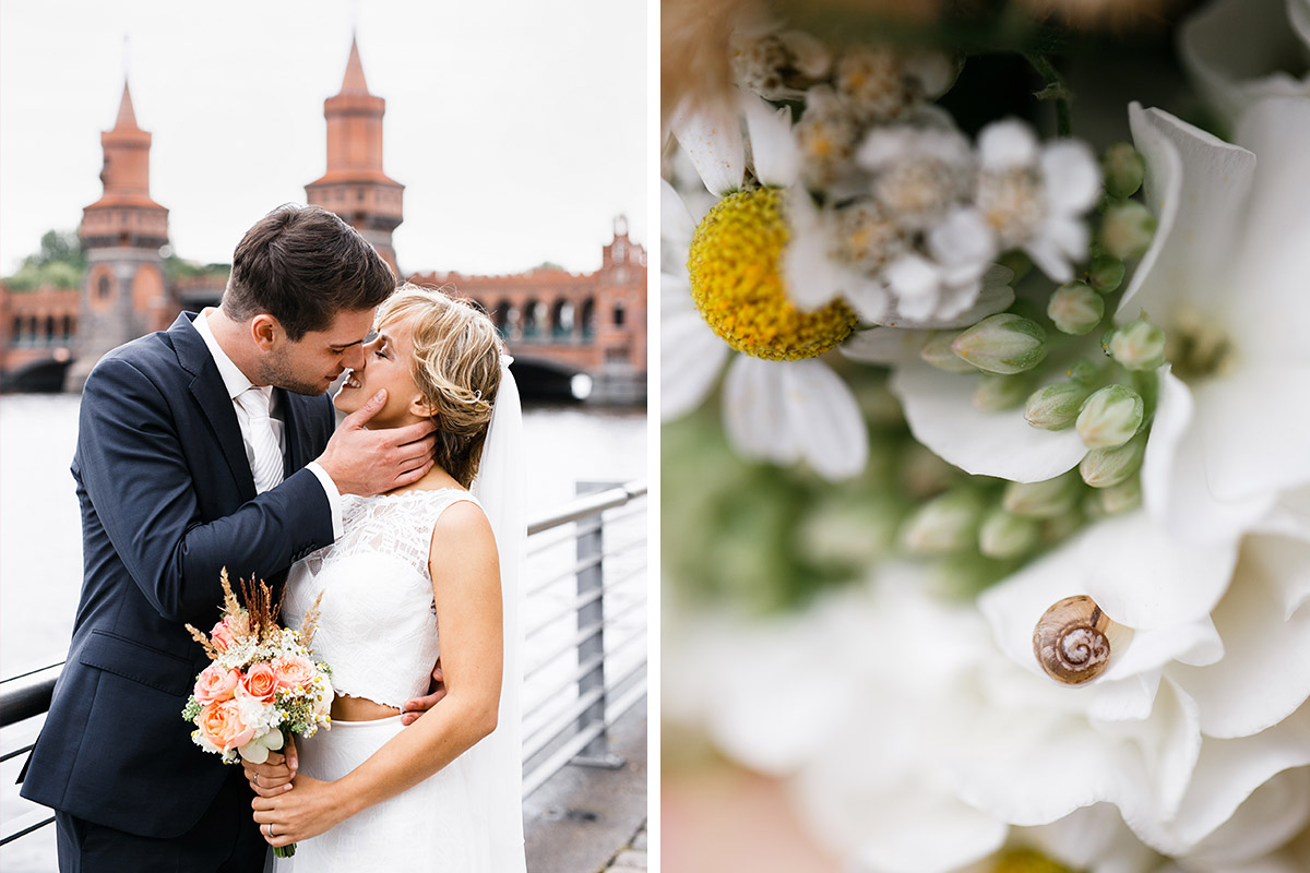 romantisches Brautpaarfoto an Oberbaumbrücke und Detailfoto von Brautstrauß mit kleiner Schnecke - Berlin Friedrichshain Hochzeitsfotograf © www.hochzeitslicht.de