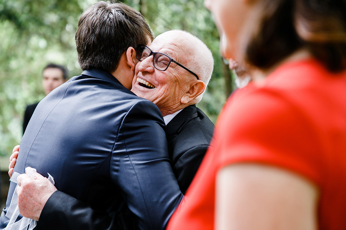 Gratulation Gäste nach kirchlicher Trauung - Berlin Hochzeitsfotograf © www.hochzeitslicht.de