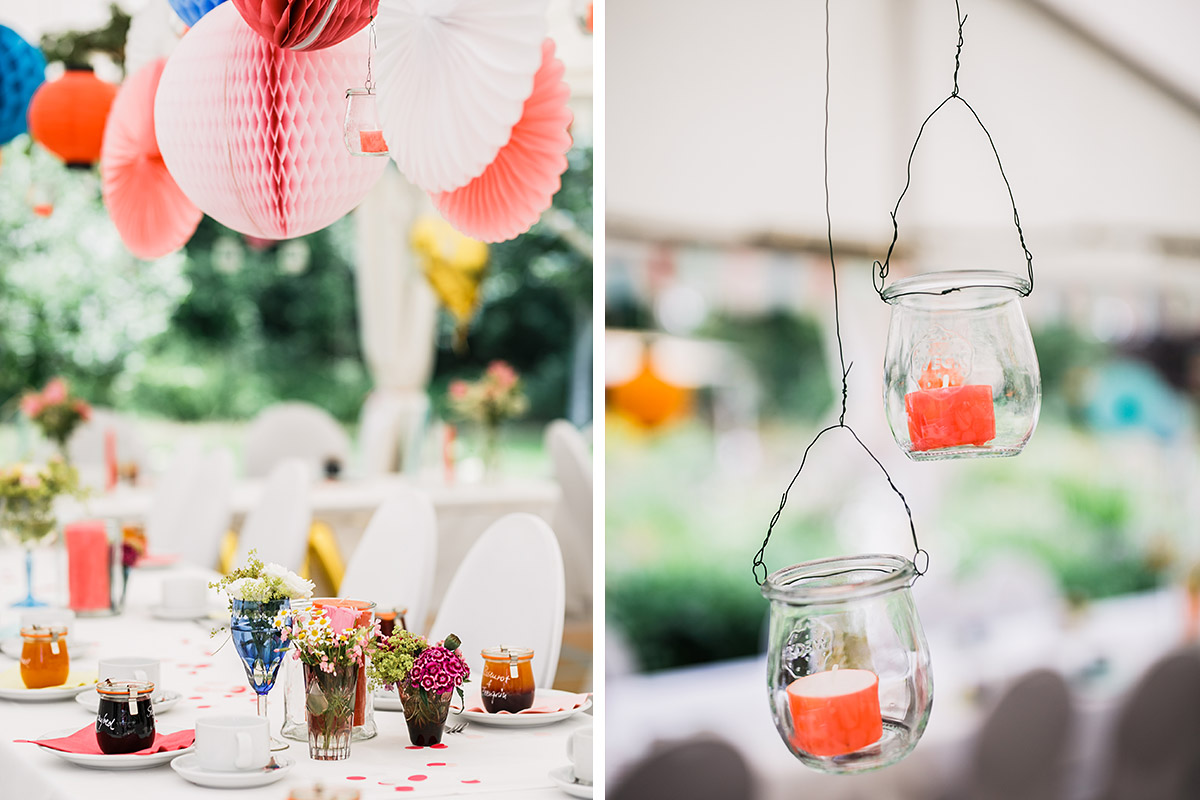 Detailfotos Dekoration in Pastelltönen und Blau mit Papierpompoms und Windlichtern aus Marmeladengläsern - DIY Gartenhochzeit Spreewald Hochzeitsfotograf © www.hochzeitslicht.de