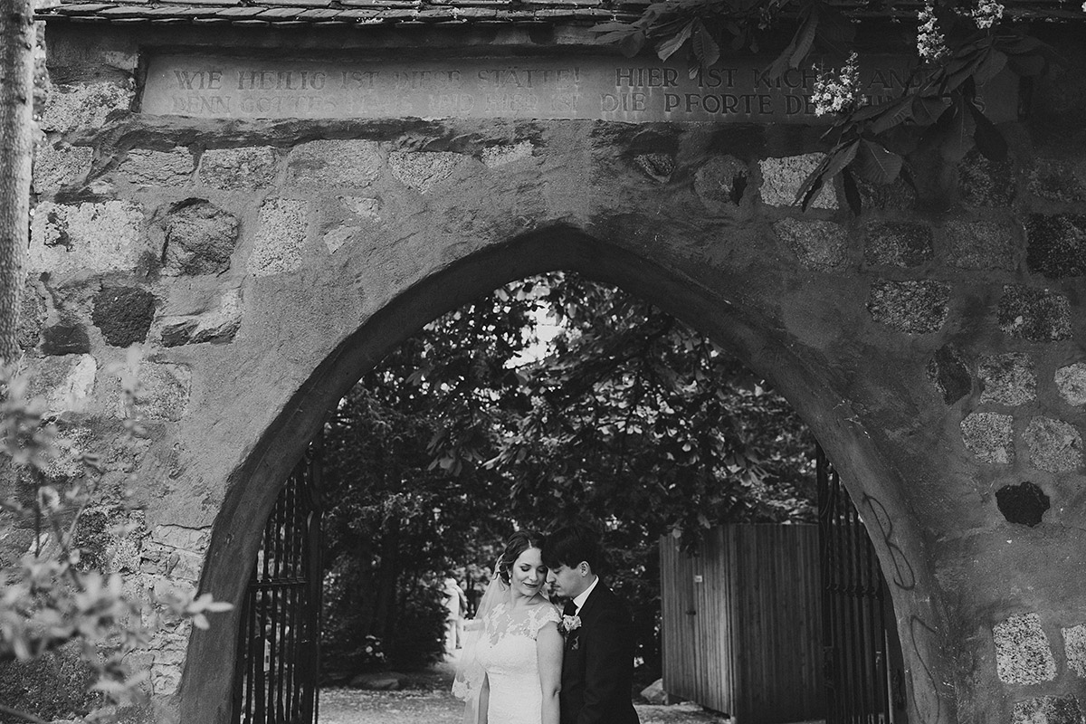 Brautpaarfoto vor Alter Dorfkirche Tempelhof - Berlin Hochzeitsfotograf © www.hochzeitslicht.de