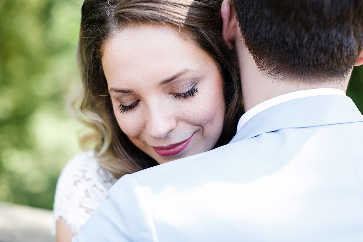 romantisches Brautpaarfoto bei Frühlingshochzeit - Berlin Hochzeitsfotograf © www.hochzeitslicht.de