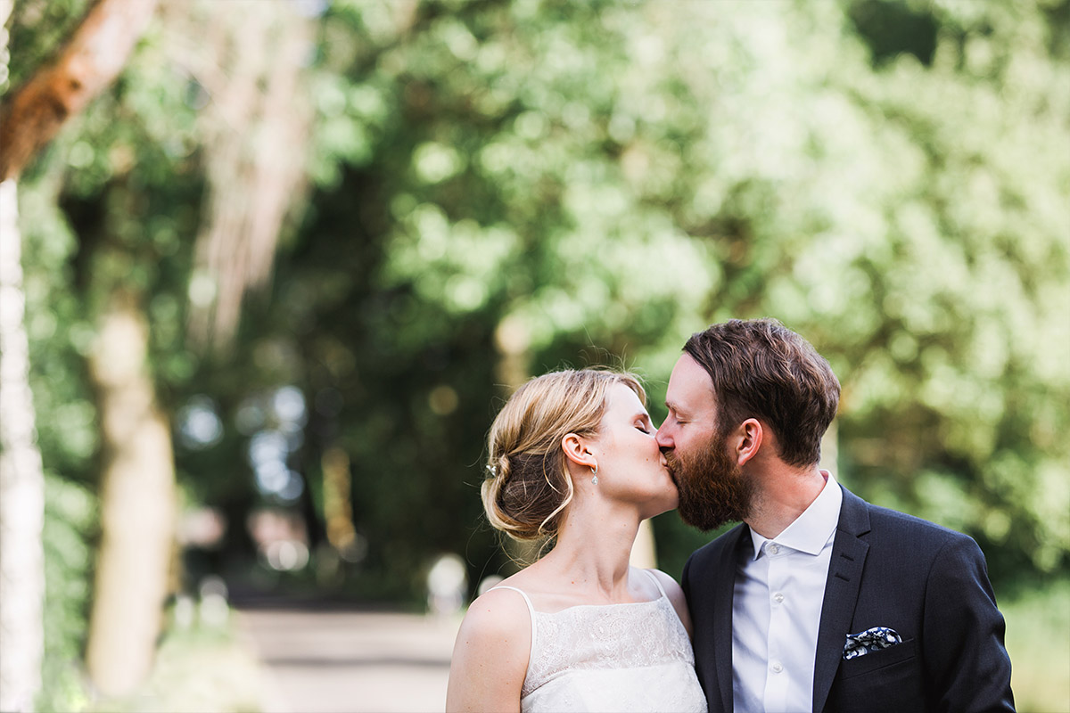 romantisches Brautpaarfoto - DIY Gartenhochzeit Spreewald Hochzeitsfotograf © www.hochzeitslicht.de