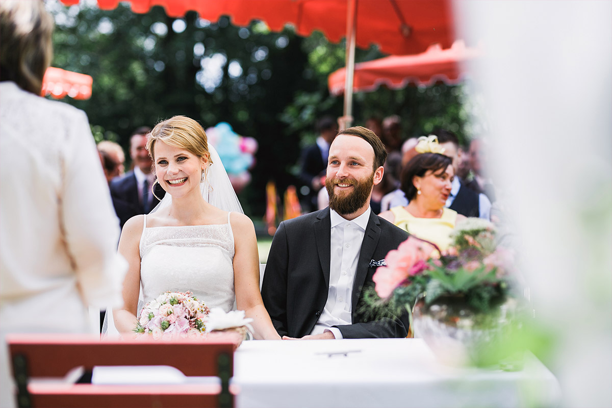 Hochzeitsfoto von Brautpaar bei Trauung - DIY Gartenhochzeit Spreewald Hochzeitsfotograf © www.hochzeitslicht.de