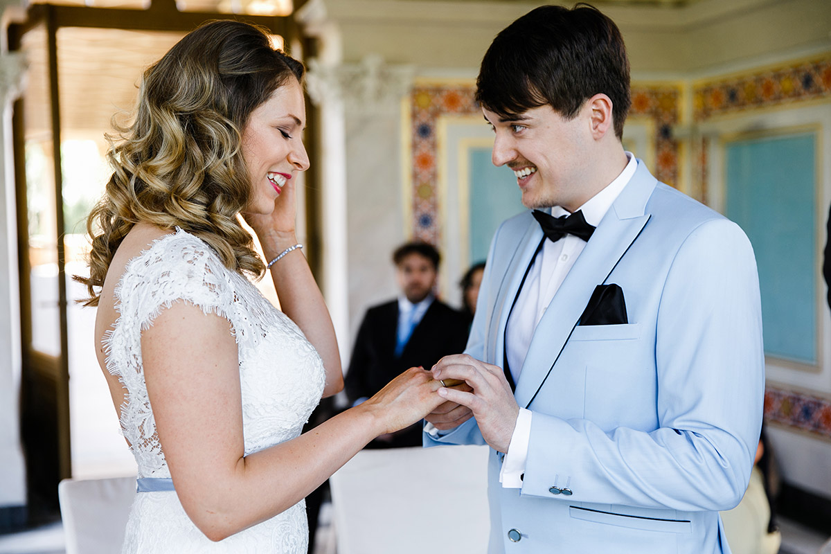 Brautpaar beim Ringtausch bei Trauung im Belvedere Pfingstberg - Berlin Hochzeitsfotograf © www.hochzeitslicht.de