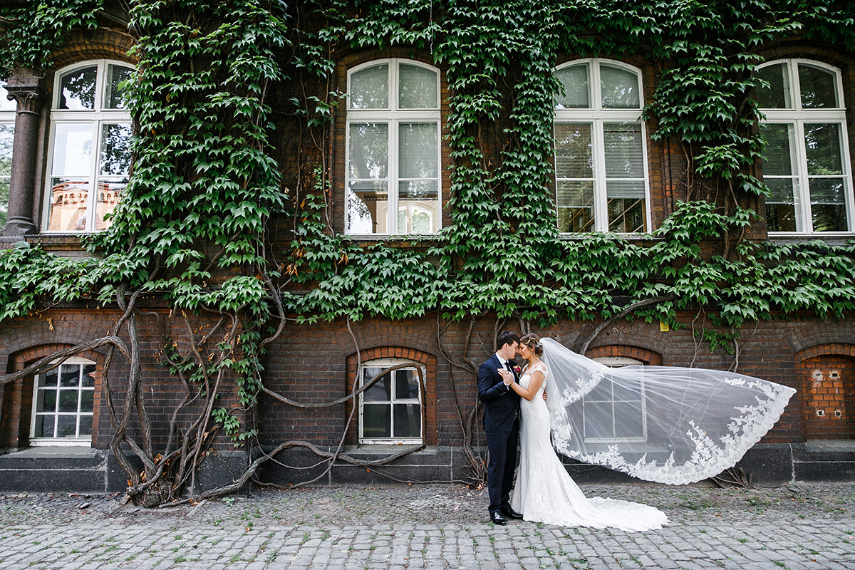 urbanes Hochzeitsfoto von Brautpaar - Berlin Hochzeitsfotograf © www.hochzeitslicht.de