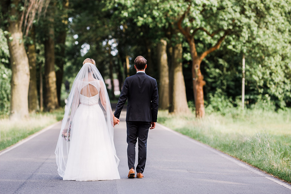 modernes Brautpaarfoto - DIY Gartenhochzeit Spreewald Hochzeitsfotograf © www.hochzeitslicht.de