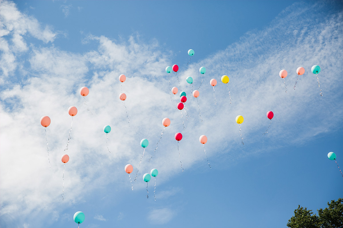 Hochzeitsfoto von bunten Luftballons - DIY Gartenhochzeit Spreewald Hochzeitsfotograf © www.hochzeitslicht.de