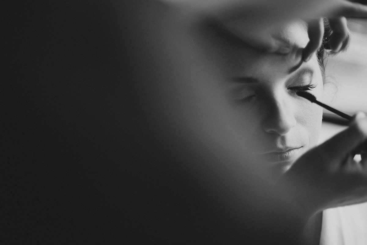 Hochzeitsfoto vom Styling der Braut - Berlin Hochzeitsfotograf © www.hochzeitslicht.de