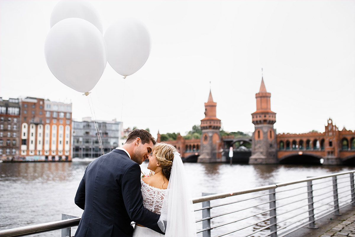 Brautpaarfoto an Oberbaumbrücke - Berlin Friedrichshain Hochzeitsfotograf © www.hochzeitslicht.de