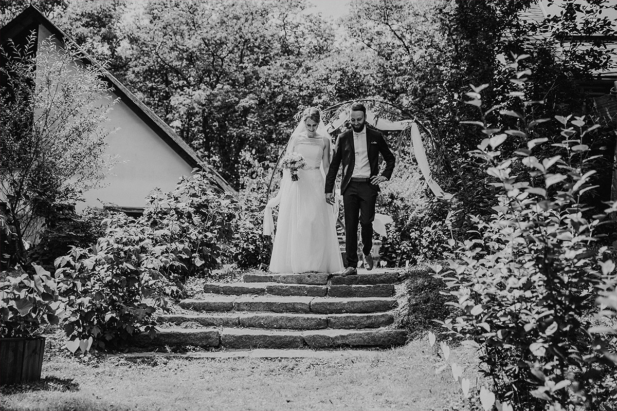 Hochzeitsfoto vom Einzug des Brautpaares - DIY Gartenhochzeit Spreewald Hochzeitsfotograf © www.hochzeitslicht.de