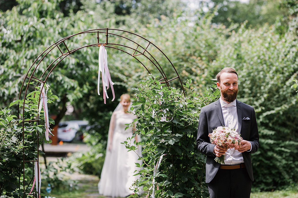 Hochzeitsreportagefoto von First Look - DIY Gartenhochzeit Spreewald Hochzeitsfotograf © www.hochzeitslicht.de