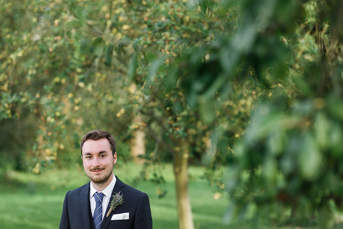 Hochzeitsportrait von Bräutigam im Garten - Landhaus Garzau Märkische Schweiz Hochzeitsfotograf © www.hochzeitslicht.de