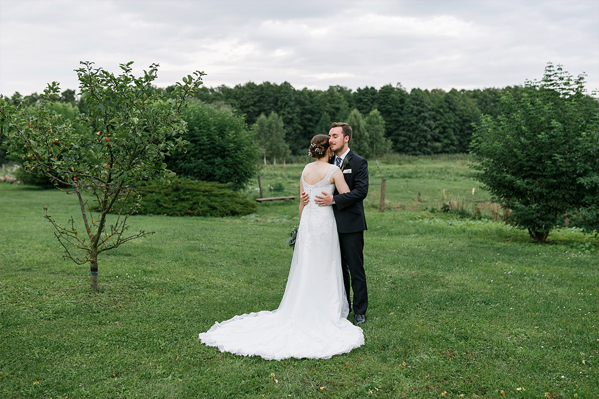 romantisches Brautpaarfoto im Garten - Landhaus Garzau Märkische Schweiz Hochzeitsfotograf © www.hochzeitslicht.de