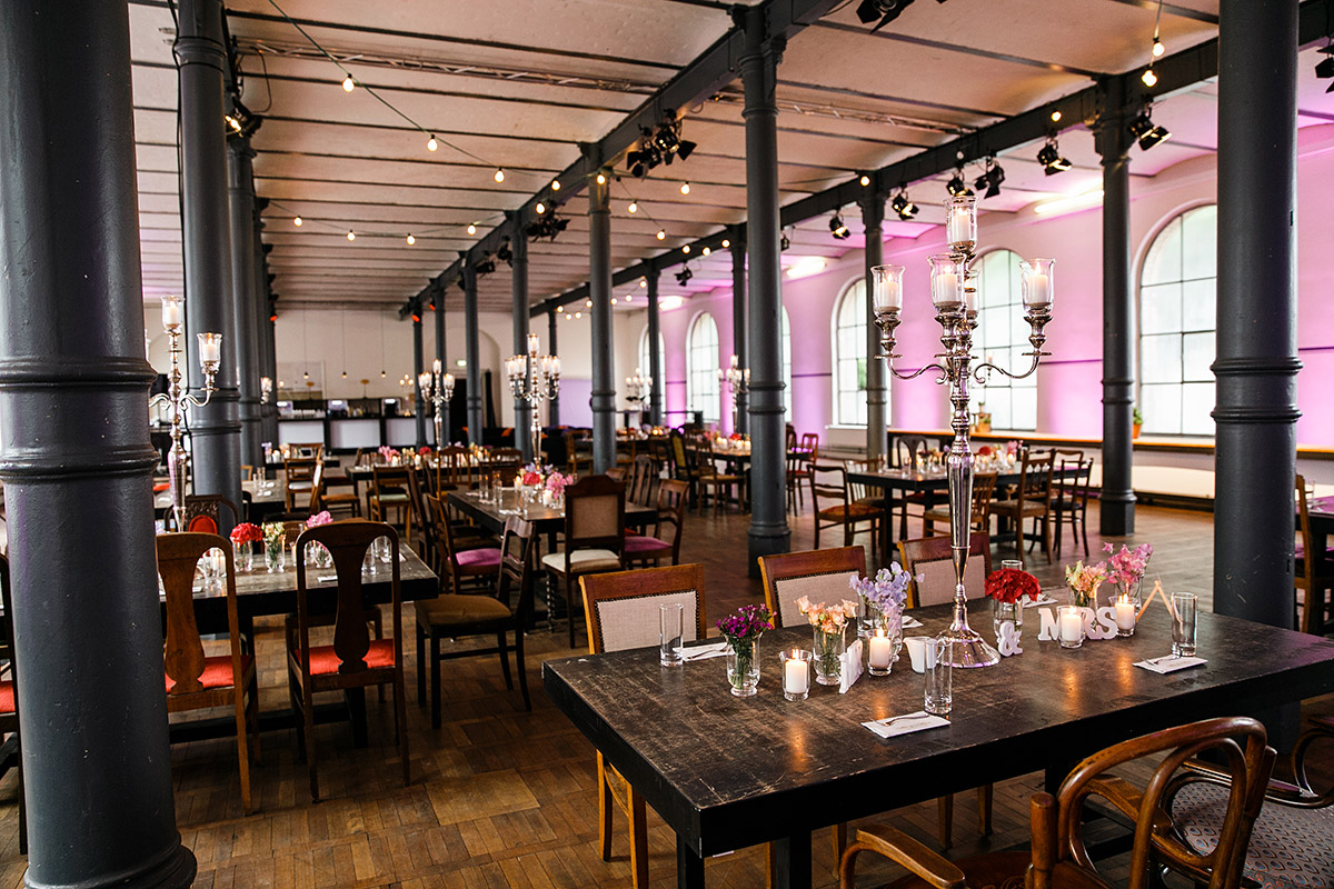 geschmückter Festsaal im Magazin in der Heeresbäckerei - Berlin Hochzeitsfotograf © www.hochzeitslicht.de