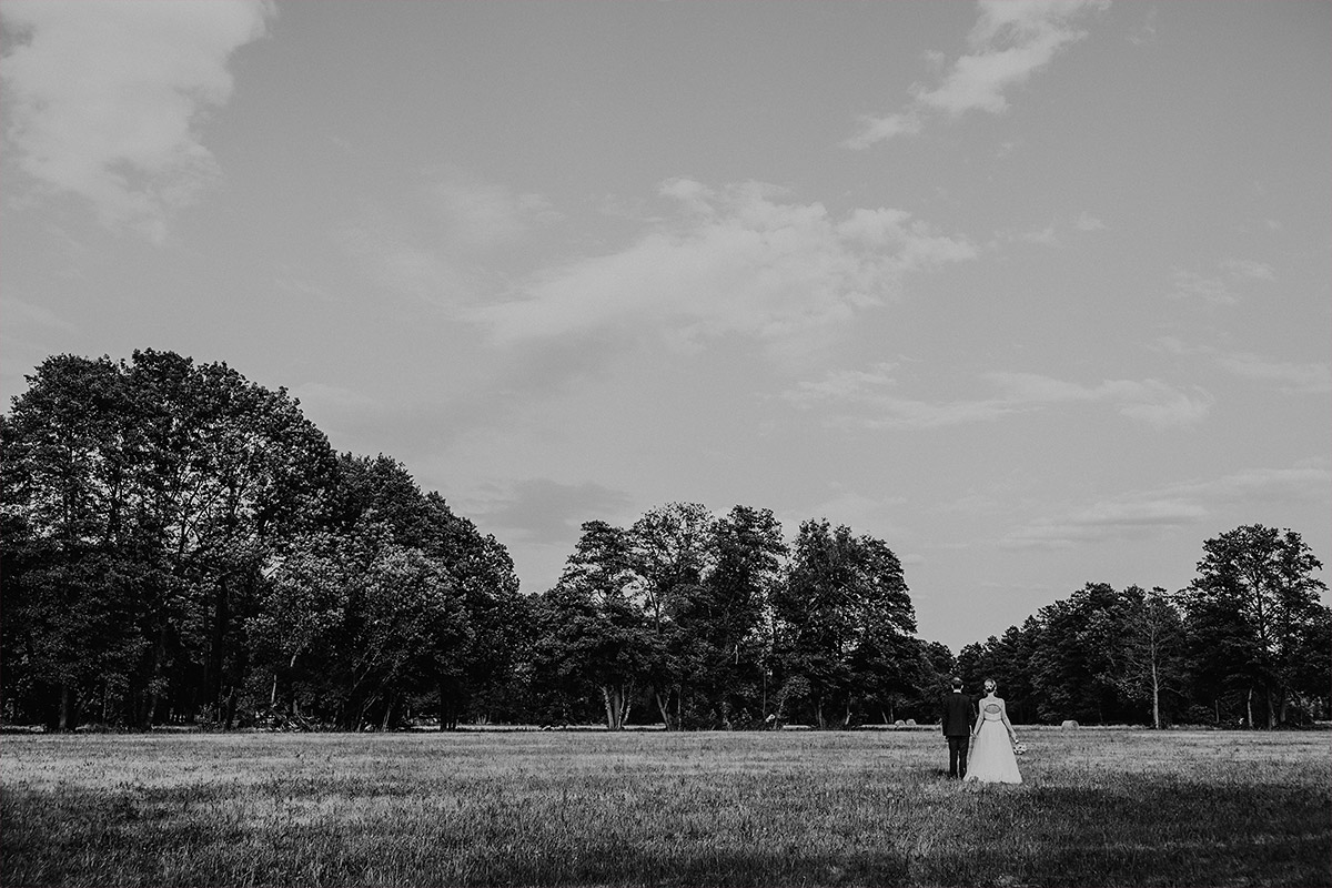 stimmungsvolles Hochzeitsfoto von Brautpaar auf Wiese - DIY Gartenhochzeit Spreewald Hochzeitsfotograf © www.hochzeitslicht.de