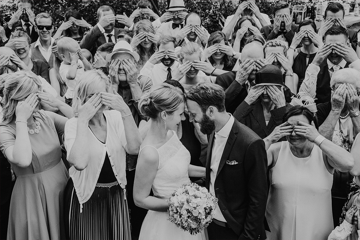 lustiges Gruppenfoto mit zugehaltenen Augen - DIY Gartenhochzeit Spreewald Hochzeitsfotograf © www.hochzeitslicht.de