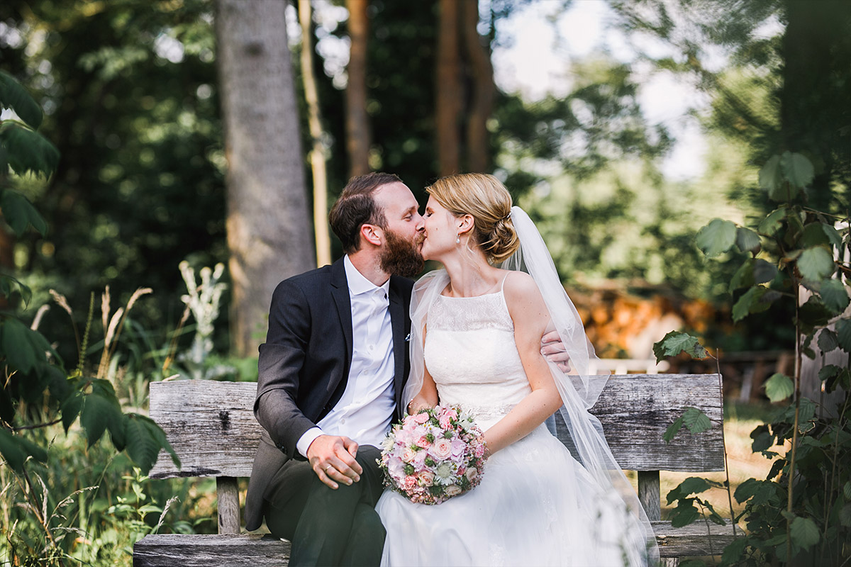 romantisches Brautpaarfoto im Grünen - DIY Gartenhochzeit Spreewald Hochzeitsfotograf © www.hochzeitslicht.de