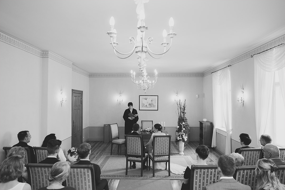 Hochzeitsfoto im Alten Stadthaus Standesamt Strausberg - Landhaus Garzau Märkische Schweiz Hochzeitsfotograf © www.hochzeitslicht.de