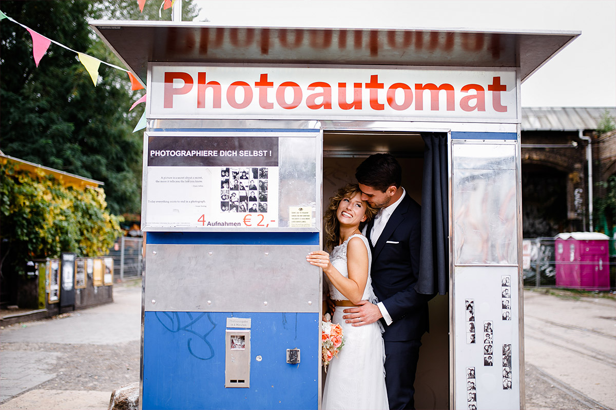 Brautpaarfoto in Photoautomat - Berlin Friedrichshain Hochzeitsfotograf © www.hochzeitslicht.de