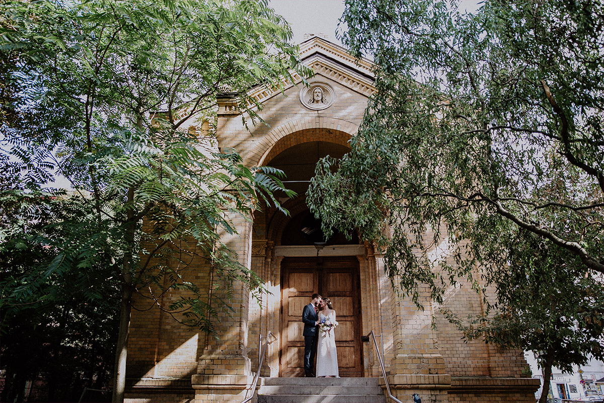 romantisches Brautpaarfoto bei Berlin-Hochzeit - Alte Schmiede Old Smithy's Dizzle Hochzeitsfotograf © www.hochzeitslicht.de