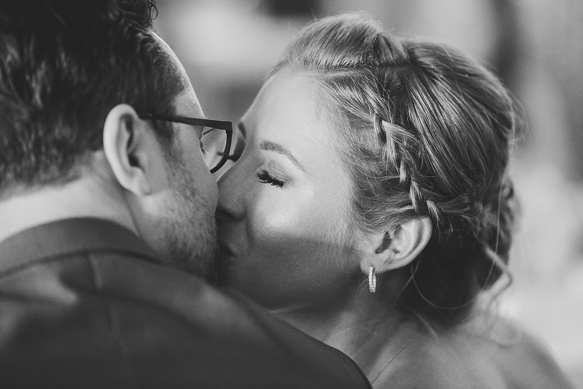 romantischer Kuss von Brautpaar - Berlin Hochzeitsfotograf © www.hochzeitslicht.de