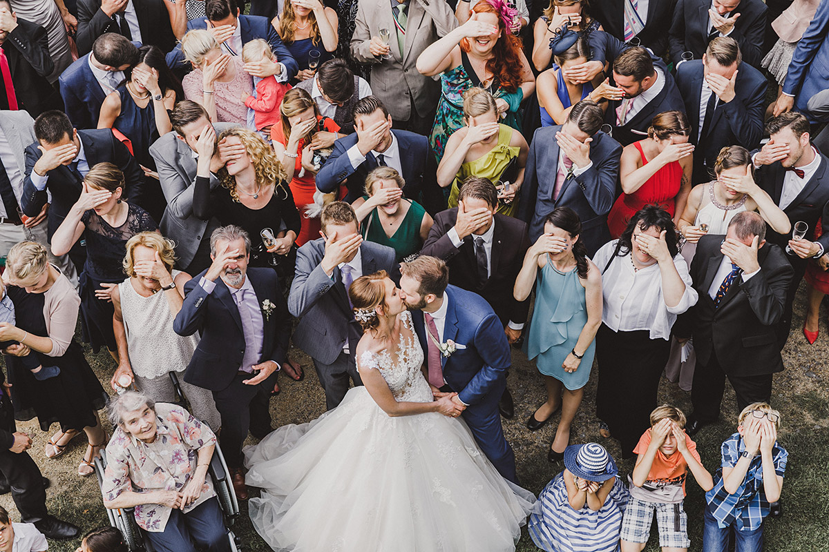 lustiges Gruppenfoto mit zugehaltenen Gesichtern - Landgut Stober Hochzeitsfotograf © www.hochzeitslicht.de