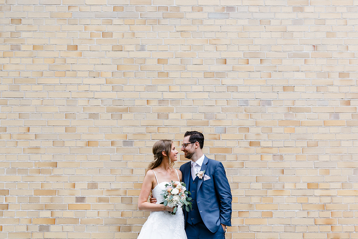 Brautpaarfoto vor Backsteinmauer bei Berlinhochzeit - Berlin Hochzeitsfotograf © www.hochzeitslicht.de