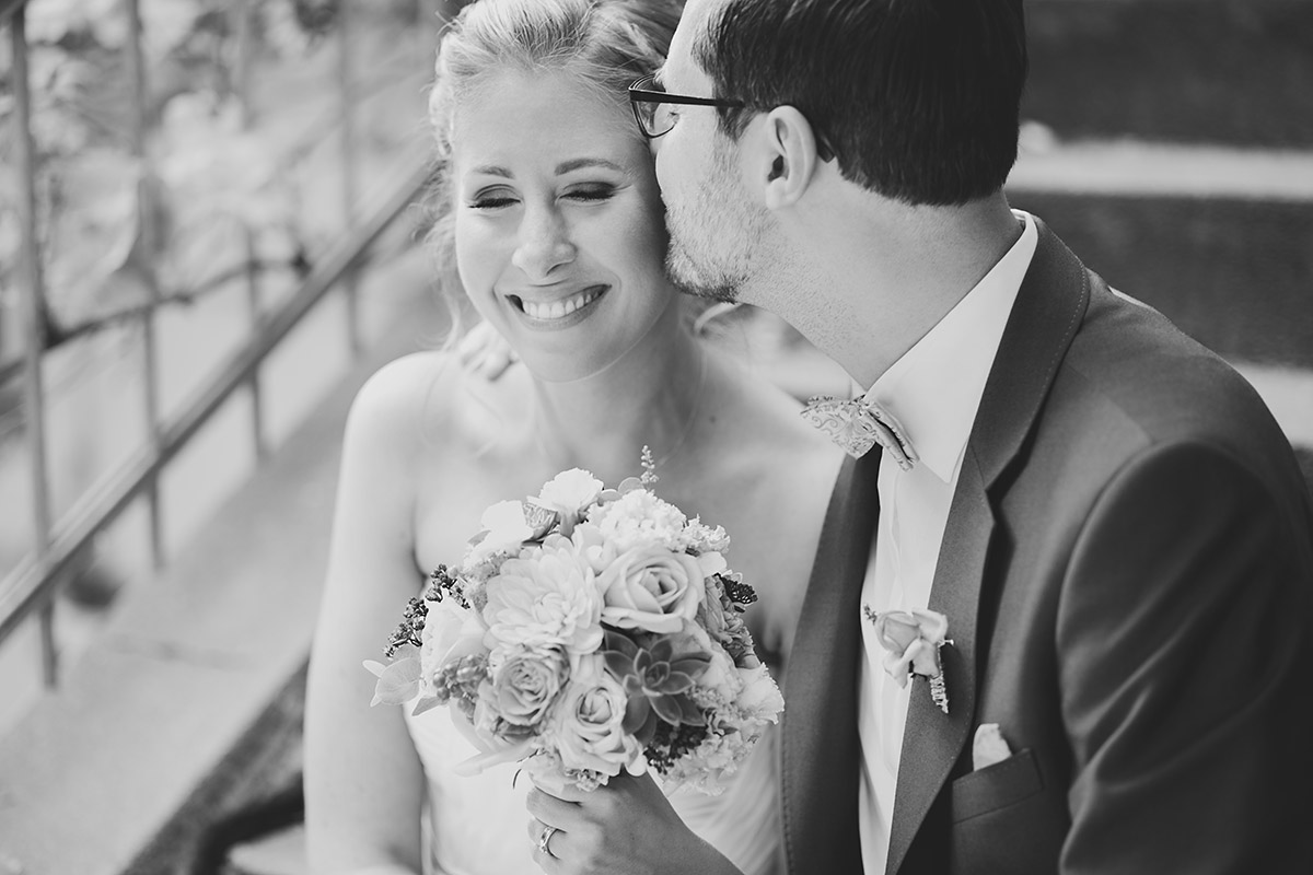 Brautpaarfoto in Schwarz Weiß auf Treppe - Berlin Hochzeitsfotograf © www.hochzeitslicht.de