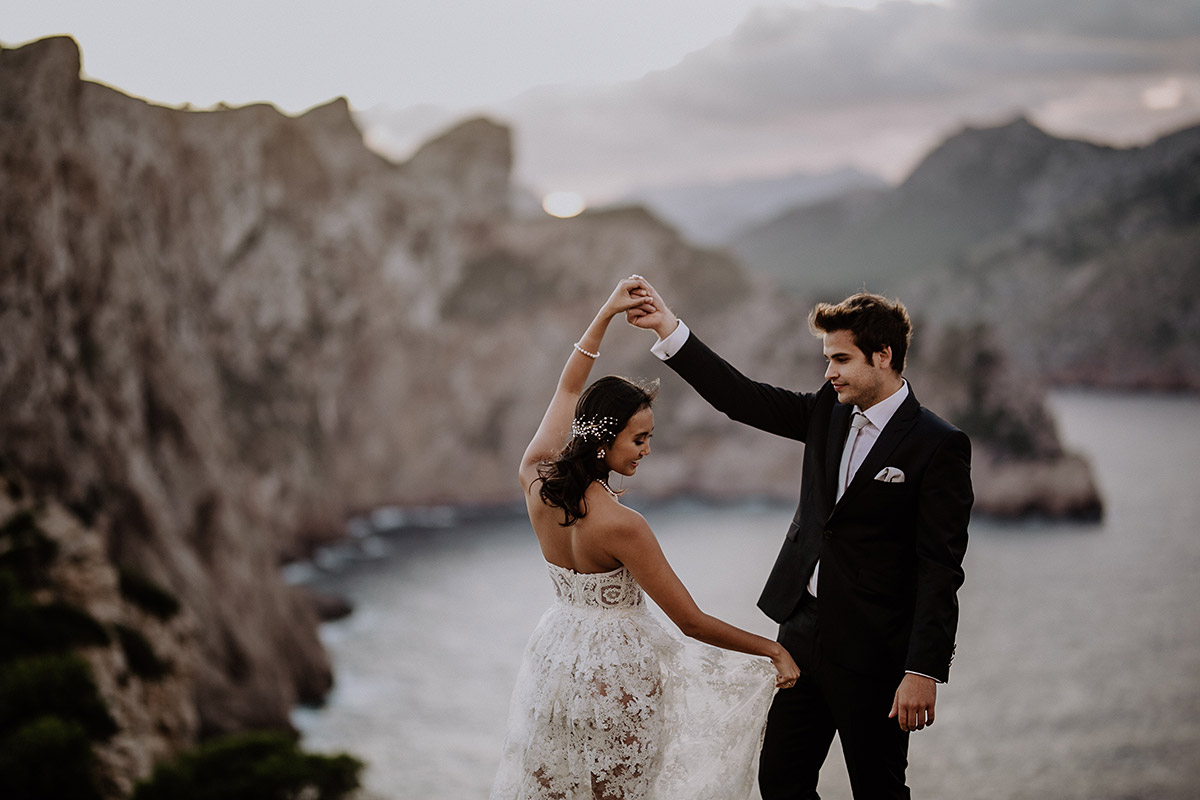 Brautpaar am Meer - Mallorca Hochzeitsfotograf .
