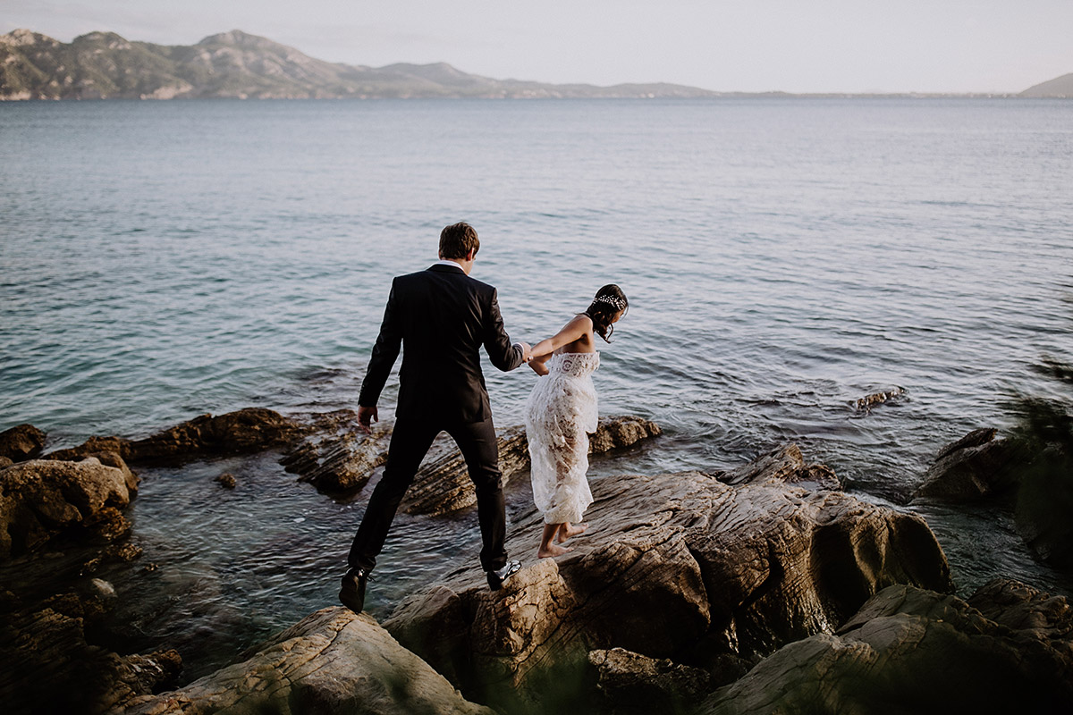 Brautpaar am Strand bei Elopement Shooting von Mallorca Hochzeitsfotograf .