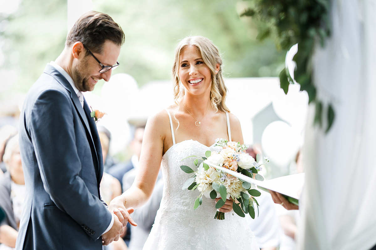 Brautpaar bei freier Trauung im Paulsborn am Grunewaldsee - Berlin Hochzeitsfotograf © www.hochzeitslicht.de