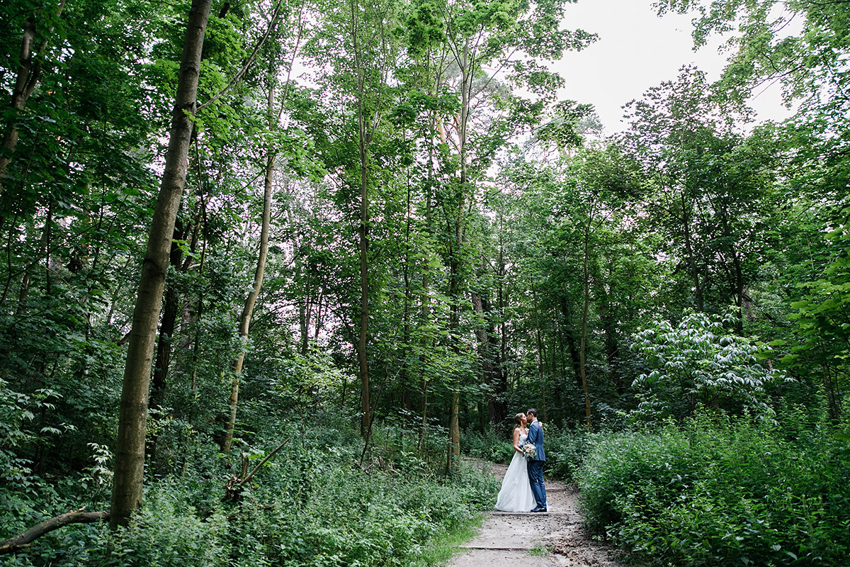 natürliches Hochzeitsfoto Brautpaar im Wald - Berlin Hochzeitsfotograf © www.hochzeitslicht.de