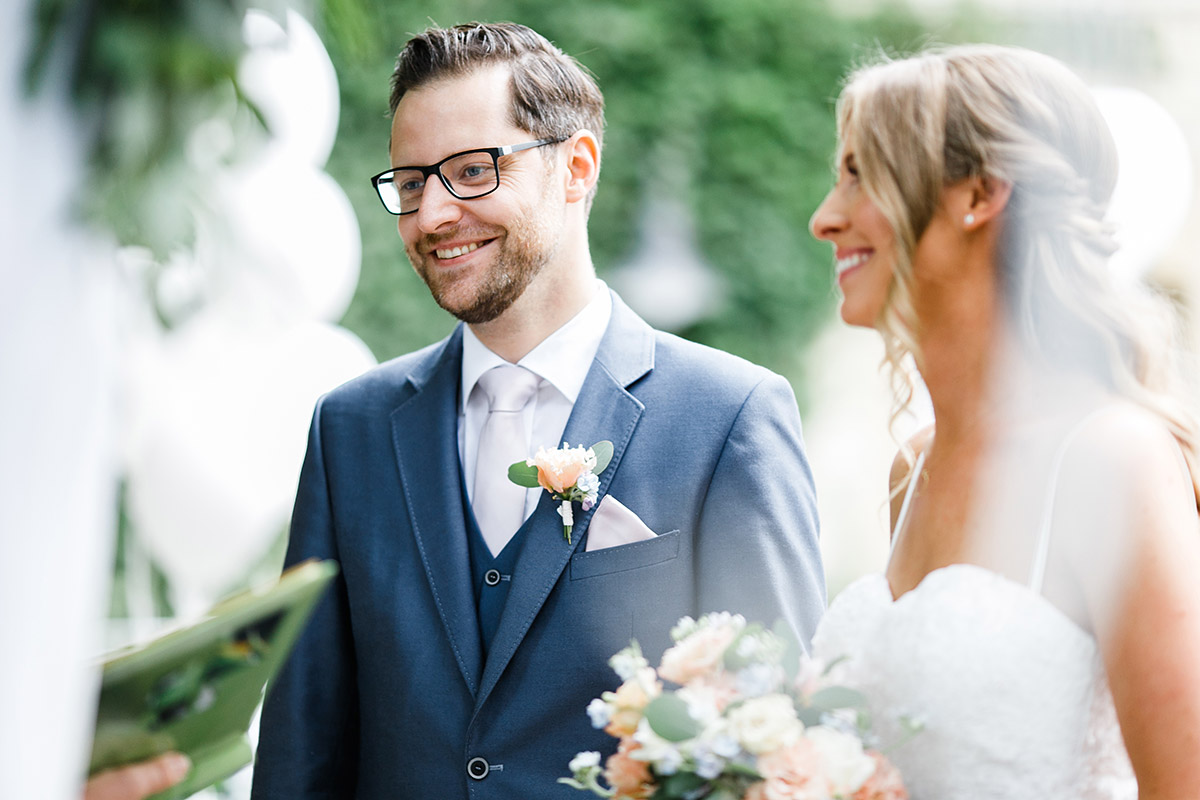 Brautpaar bei freier Trauungszeremonie Paulsborn Grunewaldsee - Berlin Hochzeitsfotograf © www.hochzeitslicht.de