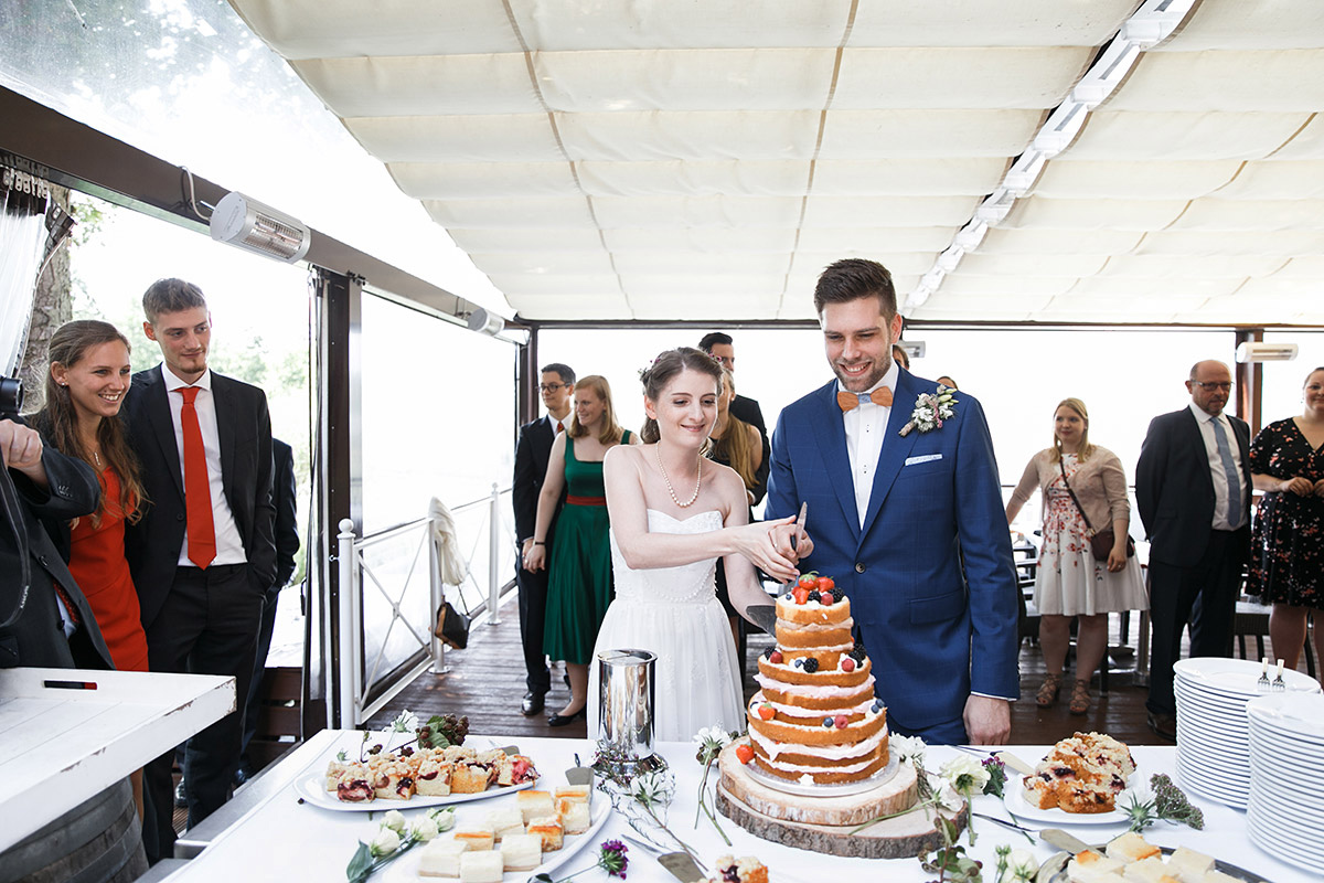 Brautpaar beim Anschneiden der Hochzeitstorte - Seelodge Kremmen Hochzeitsfotograf © www.hochzeitslicht.de