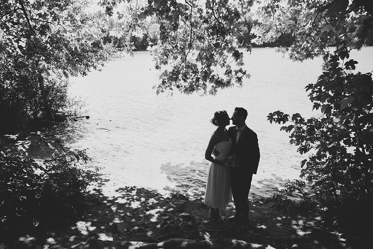 atmosphärisches Brautpaarfoto am See - Berlin Hochzeitsfotograf © www.hochzeitslicht.de