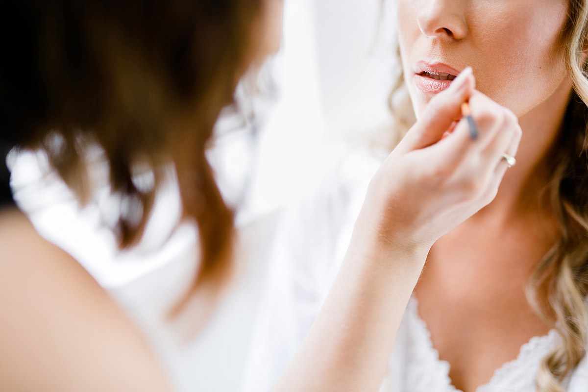 Schminken der Braut vor Berlinhochzeit - Berlin Hochzeitsfotograf © www.hochzeitslicht.de