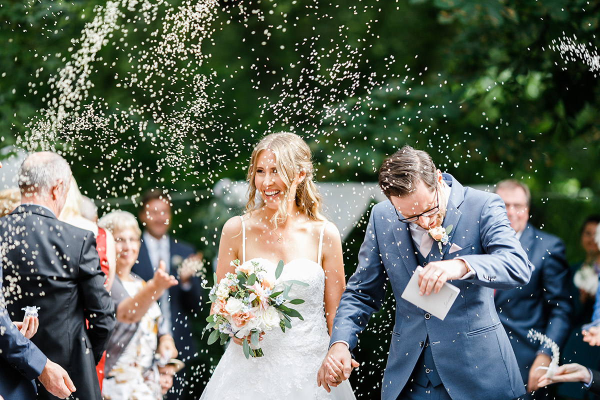 Auszug Brautpaar Konfettiregen - Berlin Hochzeitsfotograf © www.hochzeitslicht.de