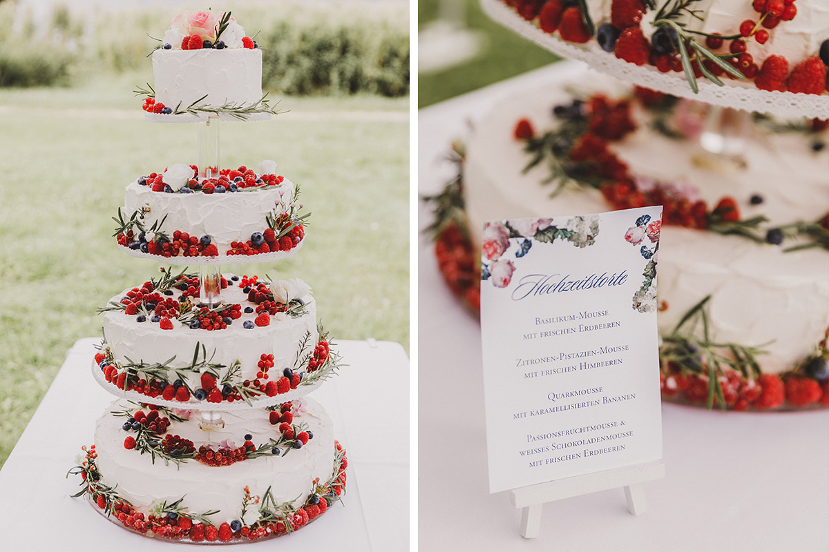 sommerliche vierstöckige Hochzeitstorte mit Beeren - Landgut Stober Hochzeitsfotograf © www.hochzeitslicht.de