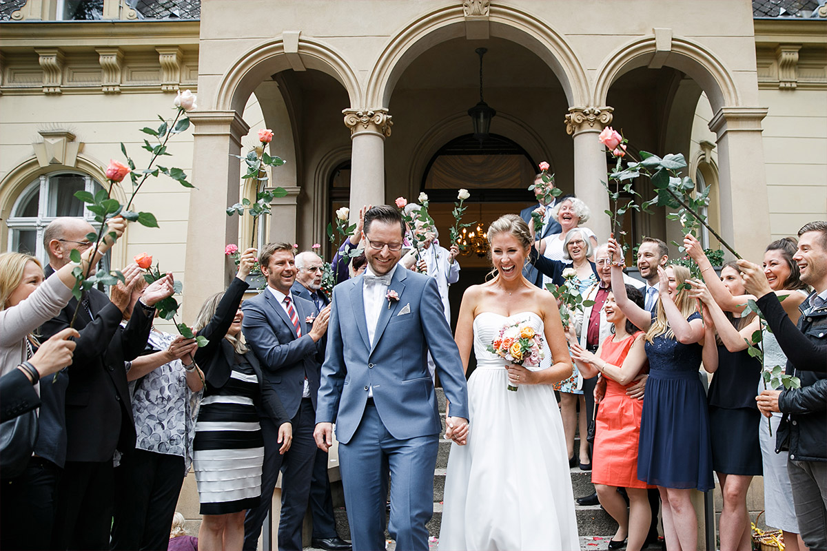 Brautpaar beim Auszug aus Standesamt aus Hochzeitsvilla Zehlendorf - Berlin Hochzeitsfotograf © www.hochzeitslicht.de