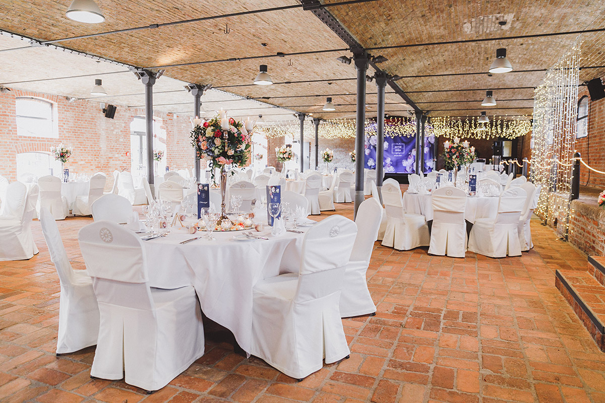 geschmückter Festsaal bei eleganter Landhochzeit - Landgut Stober Hochzeitsfotograf © www.hochzeitslicht.de